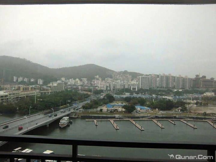 和家人到三亚度假的时候选择的是蓝岛海景度假公寓,很是满意,在这里特别向大家来推荐一下。公寓的地理位置很好,距离大东海很近,步行过去只要几分钟的时间就可以了,在海边吹吹海风,看看海景很不错的,让从小生活在内陆地区的我忽然对生活在海边的人们很羡慕呵呵.周边的环境当然是没的说了,有游泳池,种了好多树,周边也比较繁华,出行购物就餐都很方便。蓝岛海景度假公寓的房间质量也很好,干净整洁,布置的很居家,色彩搭配也很不错,采光、通风、隔音很棒,房间内的设施和用具质量也很好,卫生间装修虽然不是很豪华,但是干净,没有什么异味