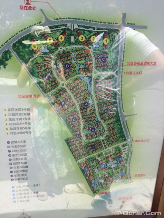 位置在三亚和陵水的交界处,离市区大概42公里左右,打车大概120元左右,时间45分钟,因为离市区很远,而且周围也没有商圈,所以吃饭是个问题,除了酒店供应的饭,还有酒店超市里的东西可以选择,另外海边不远处还有渔民开的烧烤,吃饭可以选择的地方很少,种类也很少,如果是开车去,那就不成问题,可以采购一堆吃的备着。购物嘛就不要想了,周围没有。之前在订酒店时看说连宽带也没有,很郁闷,入住后工作人员会主动告诉你wifi密码,帮你开热水,教你用空调,蚊帐蚊香配备的都有。如果你没有车得话就只有酒店供应的饭拉,价格偏贵,贵2