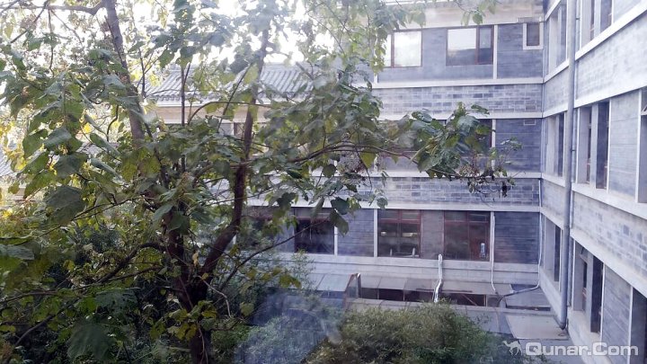 方圆很大,大概长宽各有一公里左右,宝宝乐园、自然山水、会议住宿、温泉洗浴、拓展训练、刺激项目、农业采摘可谓应有尽有,适合各类人群。客房方面,本人住的是单人间,整体感觉整洁干净,就是设备有些陈旧,尤其以电视最为突出,附照片大家可以看看。外部景色很美,配得上是国家4A级景区。温泉宫设施可能年头太长了,铁处锈迹斑斑,温泉池壁、墙壁苔藓滋生,快跟下面照片中螃蟹池有一拼了,冲澡处的更衣柜柜门糟的都快掉下来了,里面由于常年潮湿的原因,木头都发黑了,毛巾、就餐服也不是想象的那样整齐地摆放在架子上自取,需要的时候要找服务