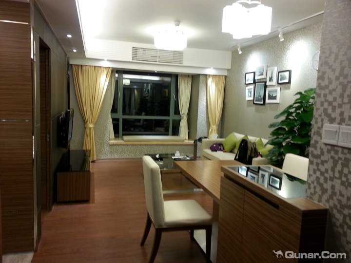 一直很喜欢住公寓式的酒店,可以自己下厨,非常有家的感觉。大部分公寓酒店的装修风格走的都是简单的单色系,而住在深圳富瑞斯酒店的房间里,真的像拥有了自己的小房子。墙面是彩色的,挂着装饰的画作,沙发也是温馨的布,虽然不高大上、缺乏设计感,但也让人觉得挺新鲜。 酒店的服务态度相当不错,办理入住时,由于没带卡,现金又不够,前台便延迟了押金缴交,让我先行入住。酒店的电梯间略显粗陋,像是普通的居民楼。公寓相当宽敞,我住的房型入门左手边便是厨房和餐厅。入住时的设施比较简历,除了自带的炉灶、冰箱和微波炉,就只有两个锅和寥寥