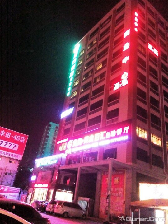 两件事:第一个噪音影响睡眠休息。 我住7楼。。。当准备睡觉的时候,才发现楼下有酒吧。当你躺下休息的时候,很有节奏韵律的嘣嘣嘣嘣,让我这个碰枕头就能睡着的男人,无法适从。电话打过去,前台微笑着告诉我,哦,楼下有个酒吧,但4点之后就不吵了。。。。(事实上,当我凌晨2点醒来时,已经不吵了。。)但是大门隔音很差,别人的开门声和说话声很容易穿透过来。这也是我为什么在凌晨2点醒来。我是商务出行,来酒店是休息的。然而只能在被窝里辗转难眠。最后打开排风扇(卫生间的),才能帮助我休息。 第二件,卫生不好,设施维护不好。所