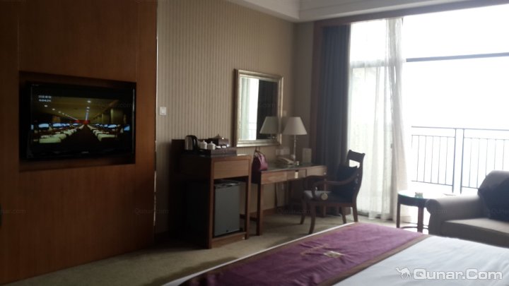 佛山绿湖温泉度假酒店位于三水区国家4A级风景森林公园内,森林环境静谧舒适,环抱千亩翠绿自然,洋溢加州风情美韵。尽享5000平方米露天温泉,体验巴厘岛式SPA,高档的欧式装修是佛山独具风情集多类型化(商务、家庭、情侣、朋友、休闲)于一体的度假酒店。 佛山绿湖温泉度假酒店交通便捷,近三水广场繁华地带中心,早上到了三水就在三水广场简单的逛了一下,吃了午饭,然后就在三水广场直接打的士前往酒店门口,车程只需10多分钟,后来到了酒店才发现有公交车直达酒店外,而且酒店临近广三高速出入口,距广州白云国际机场及广州火车南站