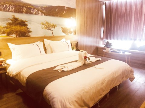 43张 好评: 3条差评: 0条 评论 蒙阴新城路与滨湖路交汇处伯爵公馆一